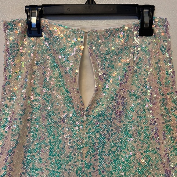 Urban Outfitters Glamorous NWOT Iridescent Sequin Feather Trim Mini Skirt lover - Picture 8 of 9